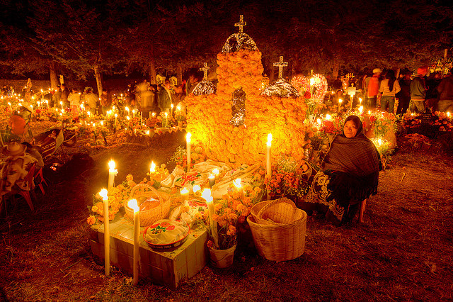 Así se vive la noche de muertos en Michoacán