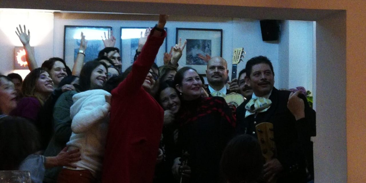 FOTOS y VIDEOS: una rosca de Reyes mexicana para 300 personas y mariachis en Madrid