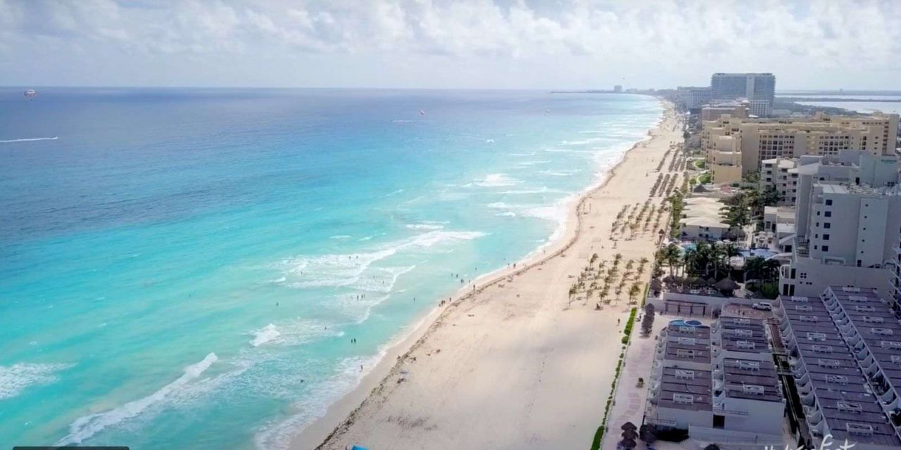 Autoridades de turismo en Cancún garantizan playas libres de sargazo