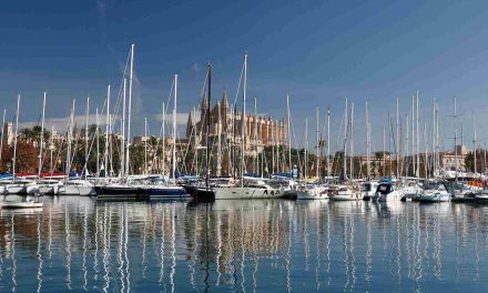 Descubrir la belleza de Palma de Mallorca desde las aguas de su bahía